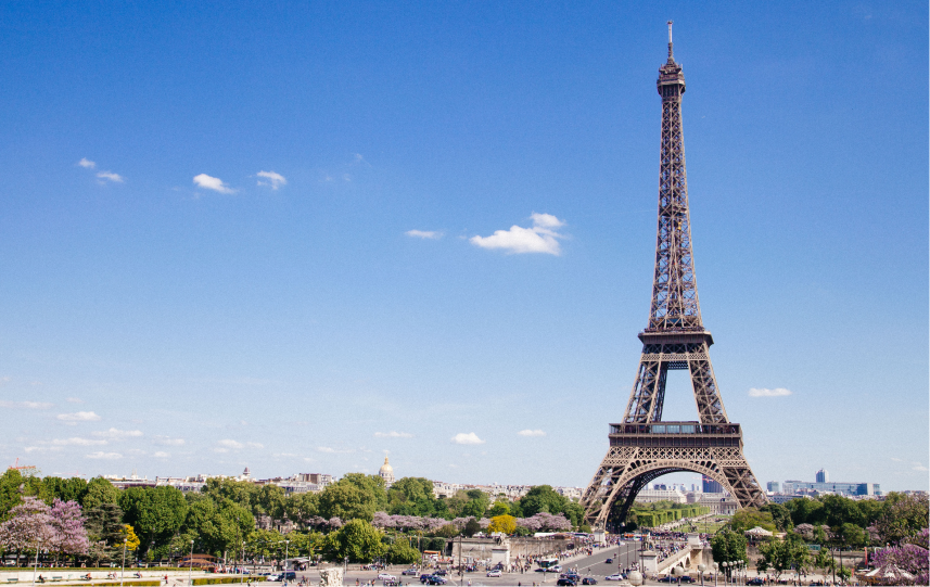 Menikmati Pemandangan Kota dari Menara Eiffel di Paris