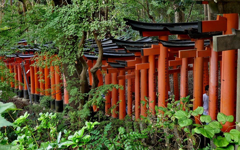 Fushimi Inari Taisha: Jejak Ribuan Gerbang Torii Merah