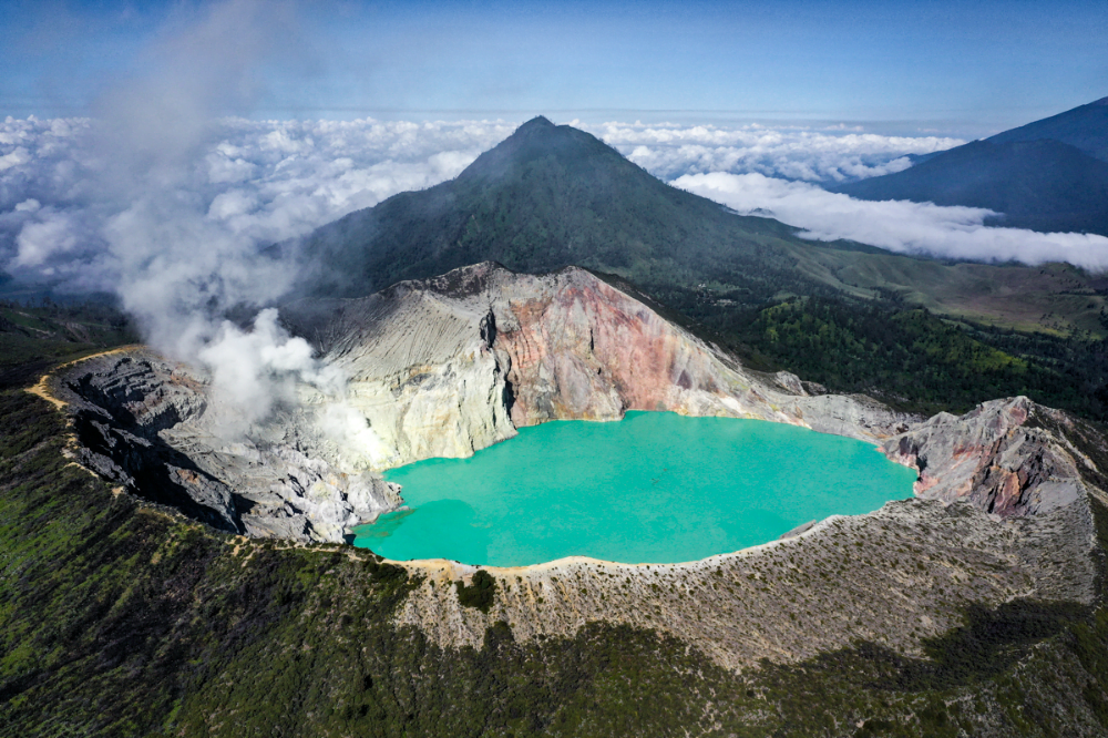 Gunung Ijen: Menyaksikan Api Biru dan Kawah Hijau Toska