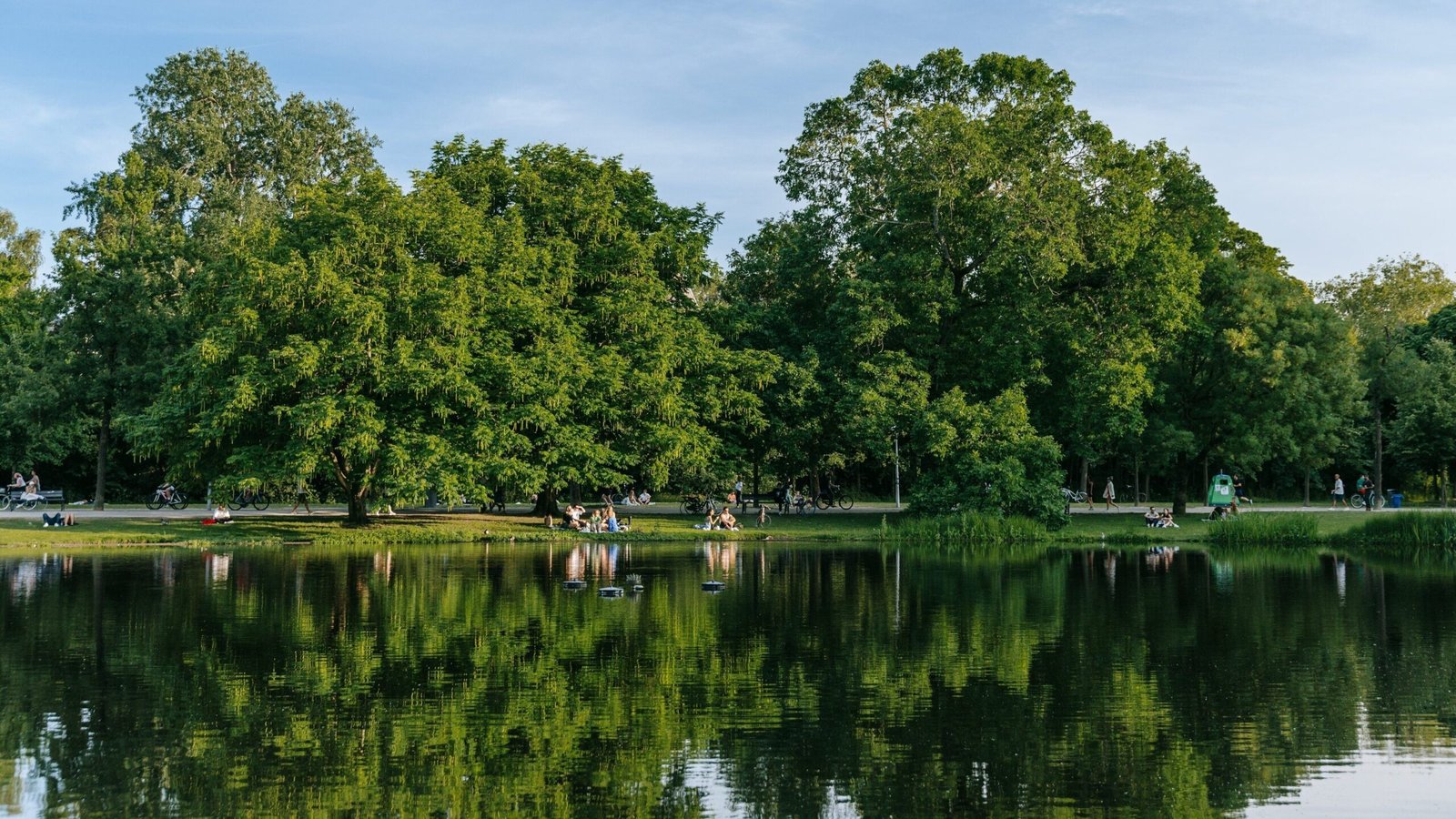 Vondelpark: Taman Hijau Favorit Warga Lokal dan Wisatawan