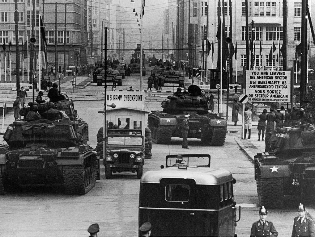 Checkpoint Charlie: Titik Perbatasan Paling Terkenal di Era Perang