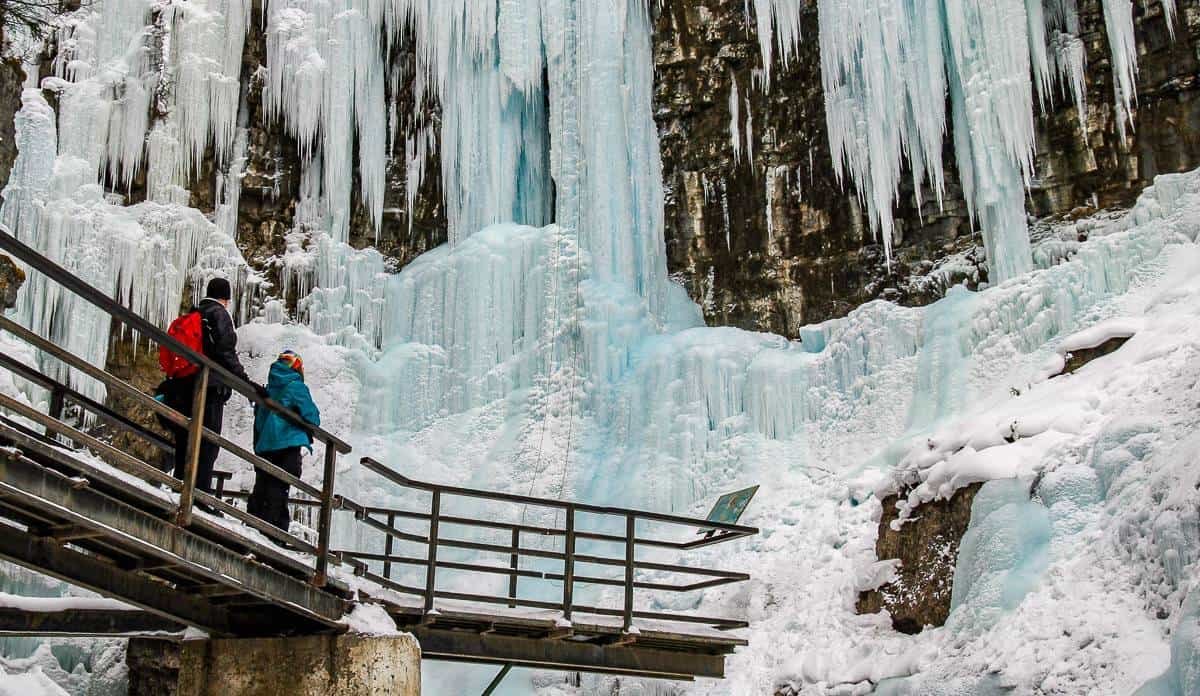 Johnston Canyon: Air Terjun Beku yang Bisa Didaki