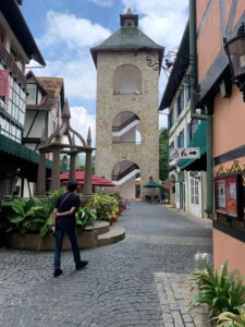 Suasana Pedesaan Prancis di Colmar Tropicale Malaysia menghadirkan bangunan bergaya Alsace, jalan berbatu, dan nuansa Eropa di kawasan Bukit Tinggi.