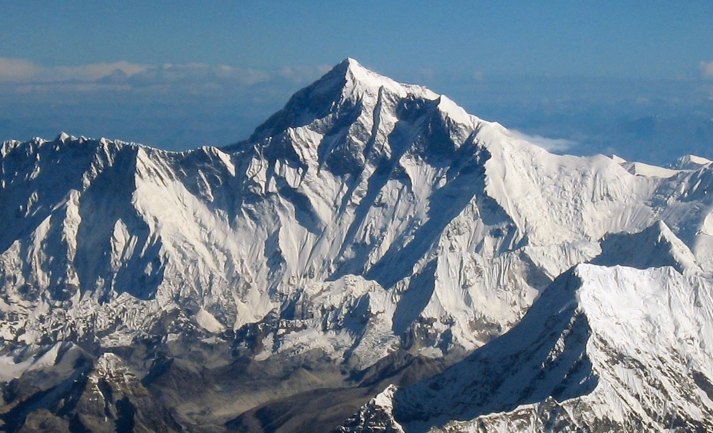 Gunung Everest: Puncak Tertinggi yang Menantang Dunia