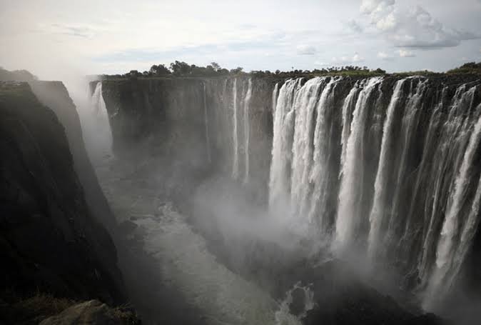 Victoria Falls: Ketika Kabut Air Menari di Antara Dua Negara