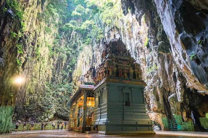 Batu Caves: Spiritualitas dan Budaya Hindu di Malaysia